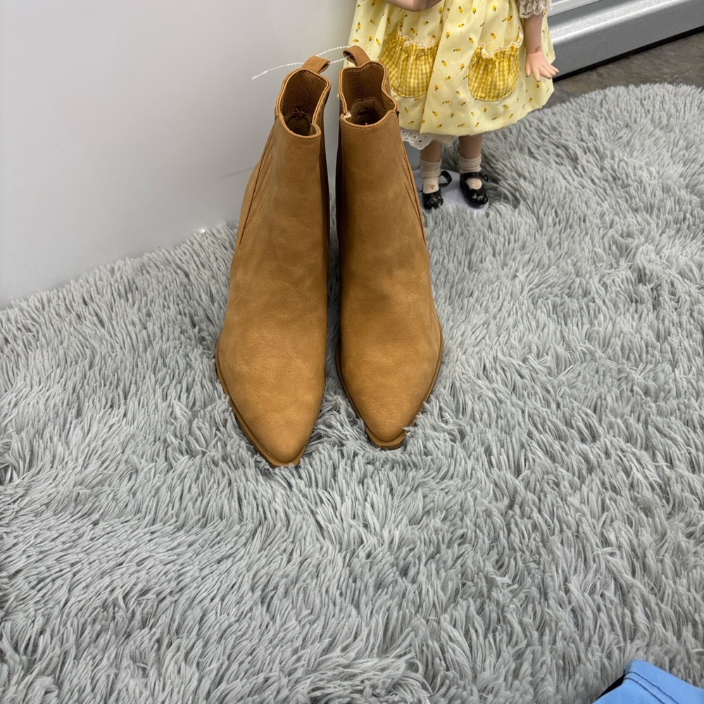 NWT Soda Elegant Tan Ankle Heeled Booties Pleated Elastic Pointed Toe Women’s 9